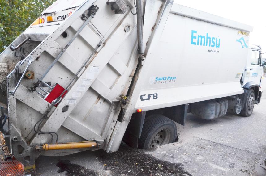 Un camioacuten recolector atrapado en el asfalto