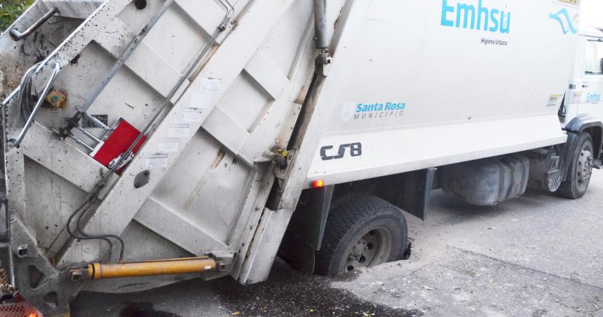 Un camioacuten recolector atrapado en el asfalto