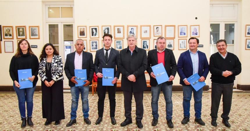 Firmaron convenios para construir 54 viviendas en 5 localidades