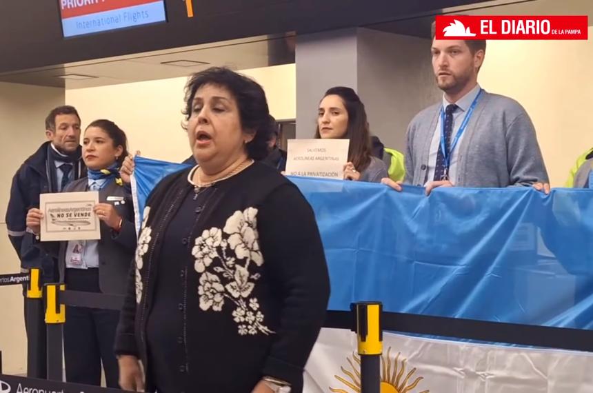 Trabajadores de Aeroliacuteneas Argentinas realizaron una protesta en el Aeropuerto