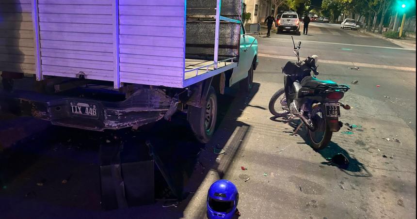 Perdioacute el control de la moto y chocoacute contra una camioneta