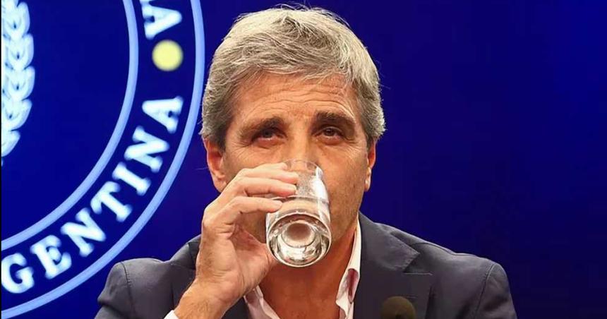 Luis Caputo confirmoacute que en abril hubo superaacutevit fiscal por cuarto mes consecutivo