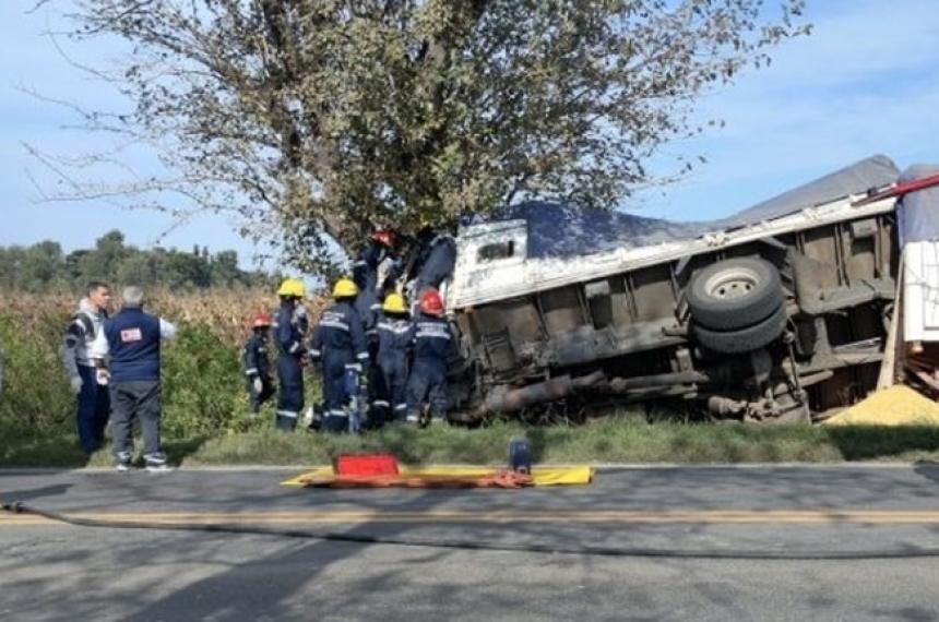 Camionero de Quemuacute chocoacute un aacuterbol de frente sobre la Ruta 33