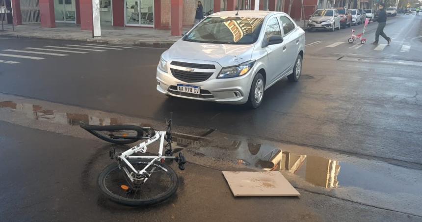 Una ciclista atropellada en pleno centro santarrosentildeo
