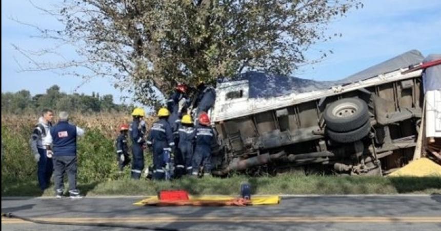 Camionero de Quemuacute chocoacute un aacuterbol de frente sobre la Ruta 33