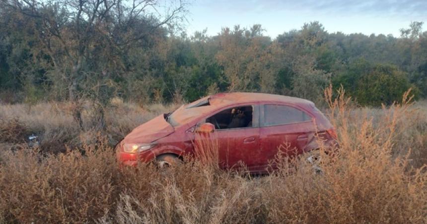 Un auto volcoacute sobre la Ruta Nacional 152