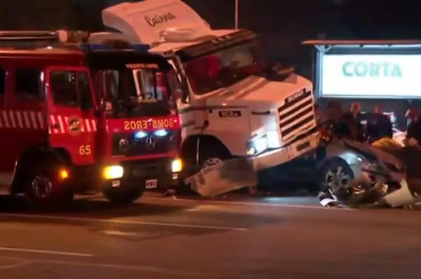 Dos muertos al desprenderse el contenedor de un camioacuten en la Panamericana