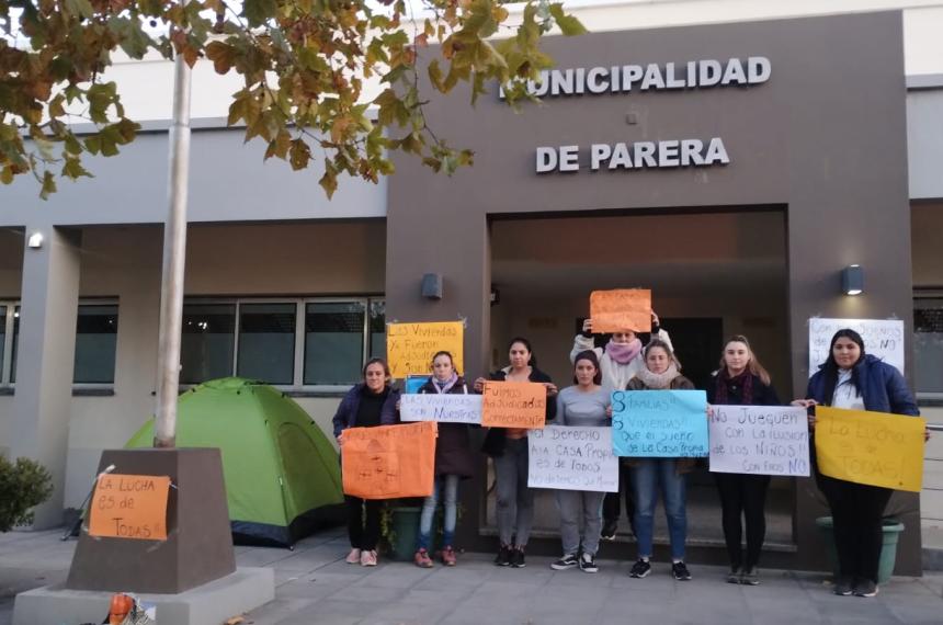 Desadjudicadas por el IPAV en Parera iniciaron acampe frente a la Municipalidad