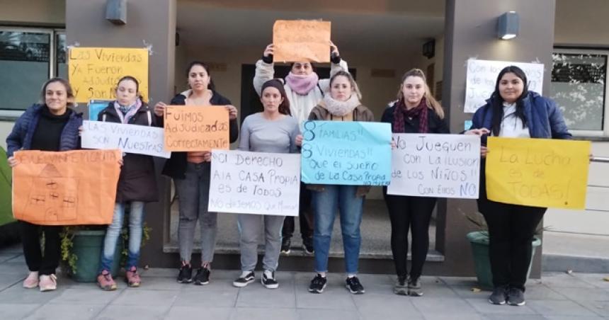 Parera- familias levantaron el acampe luego de una reunioacuten con el IPAV