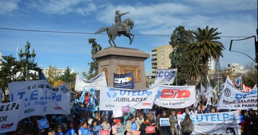 Los gremios docentes realizan el tercer paro en el antildeo