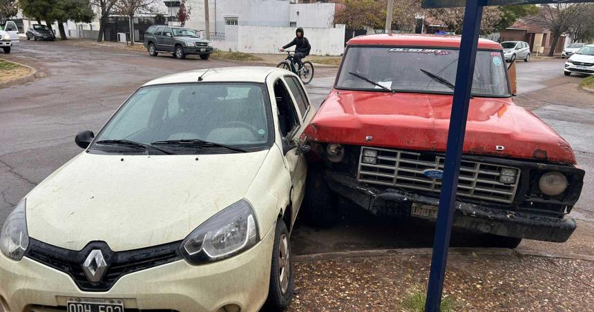 Un choque entre un auto y una camioneta en el barrio Fitte