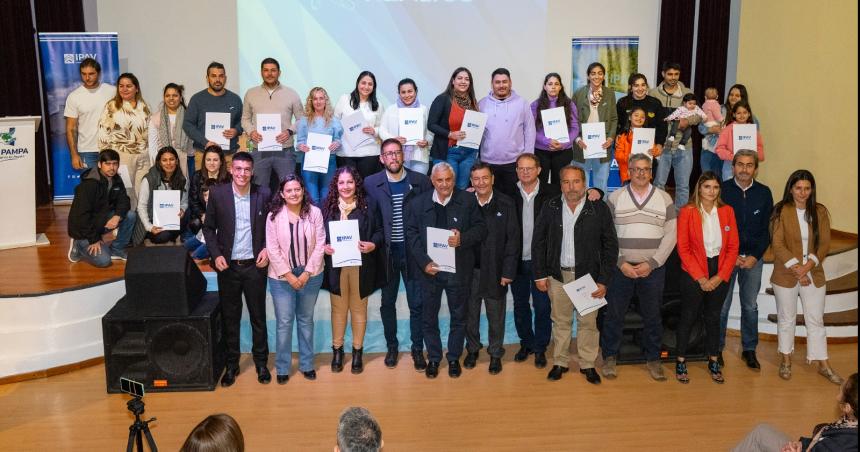 Firmaron acuerdos para construir maacutes viviendas en localidades del norte