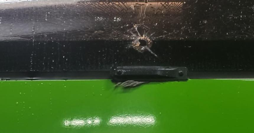 Un colectivo recibioacute un balazo en la Avenida Circunvalacioacuten