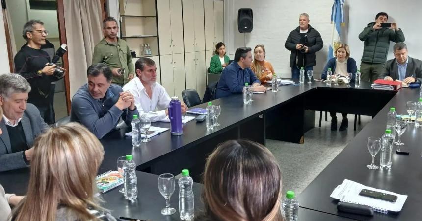 Por decreto el gobierno otorga el 15-en-porciento- de aumento a los estatales