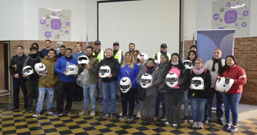 Capacitaron en conduccioacuten segura y entregaron cascos a motociclistas en Riglos