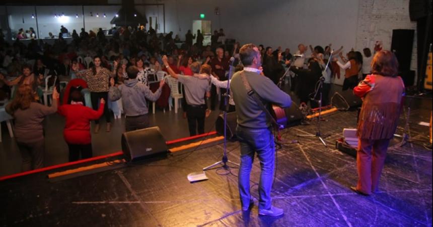 Una multitud en el Ateneo Cultural con la Pentildea Patria