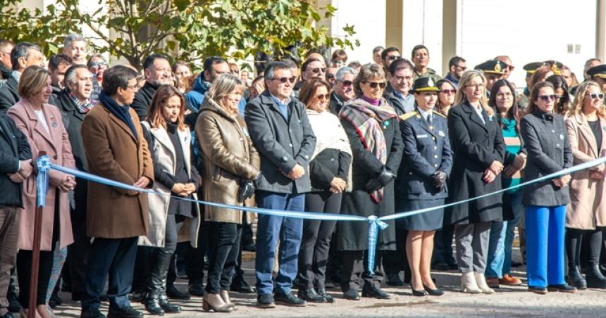Acto y desfile ciacutevico militar en General Pico