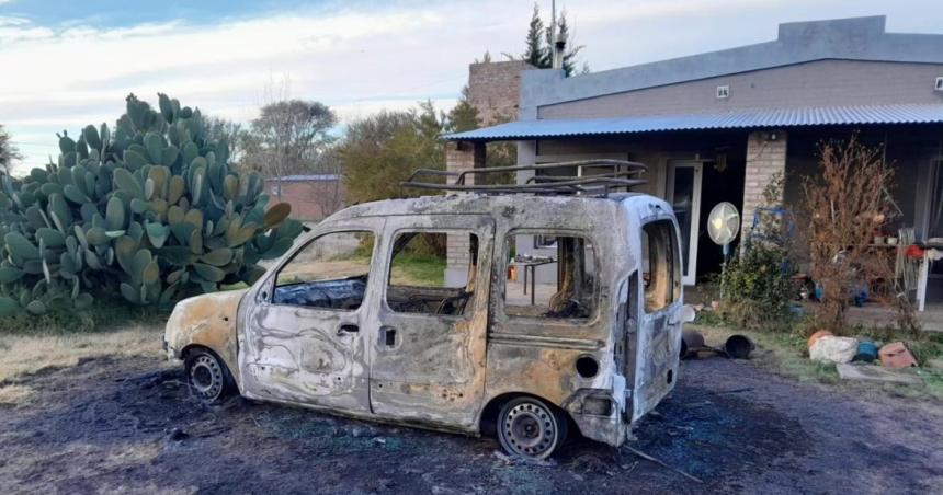 Un hombre golpeoacute a su pareja y luego quemoacute la casa y dos autos