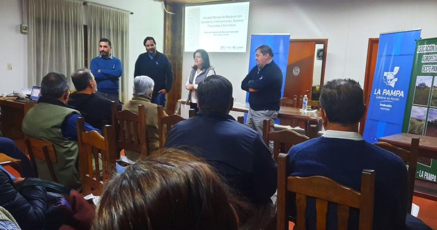 Jornada sobre manejo de bosques con ganaderiacutea en Victorica