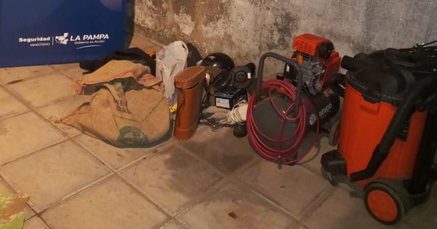 Un detenido por robar herramientas de una tapiceriacutea