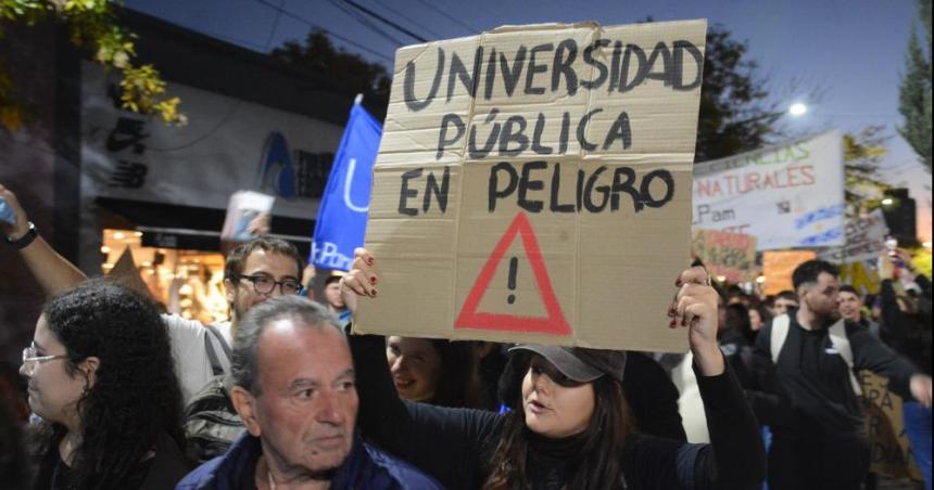 Se movilizan docentes de Humanas