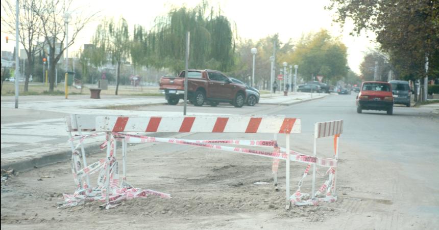 Taparon y vallaron el pozo de la Luro en donde se encajoacute un auto