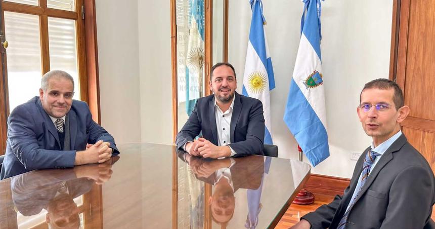 Di Naacutepoli recibioacute al coacutensul de Italia