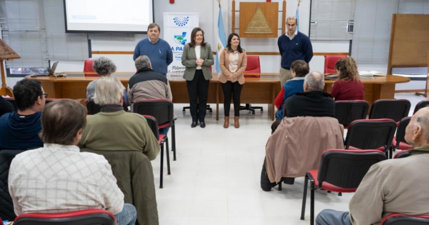 Entregan creacuteditos a ganaderos no bancarizados