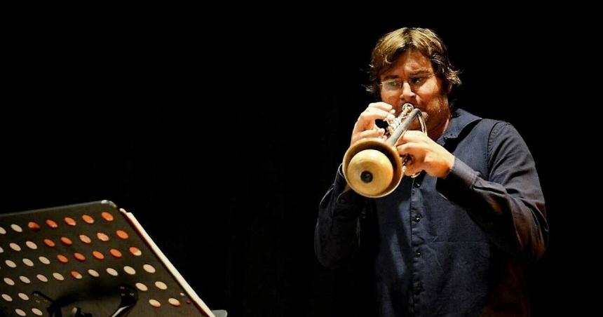 Valentiacuten Garvie junto a la Banda Sinfoacutenica en el Teatro Espantildeol