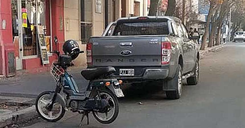 Un motociclista herido tras chocar con una camioneta estacionada