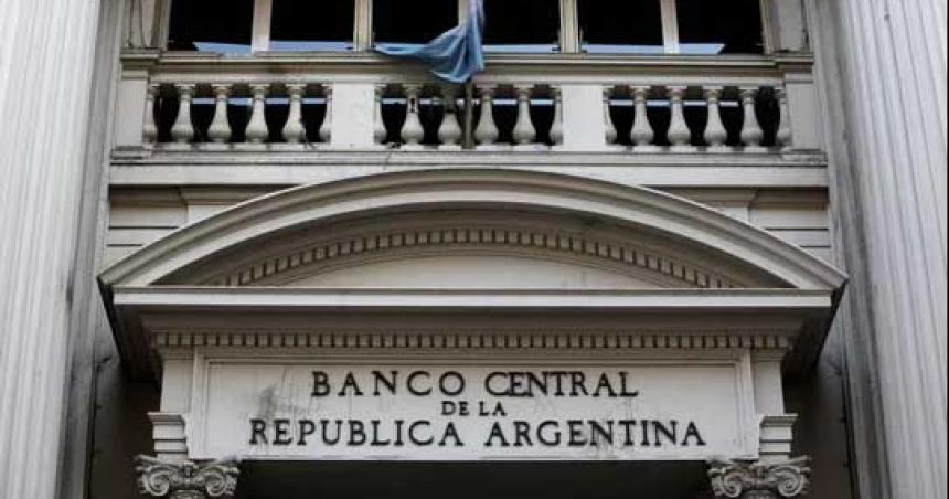 El BCRA vendioacute doacutelares las reservas cayeron y cada vez le cuesta maacutes acumular divisas