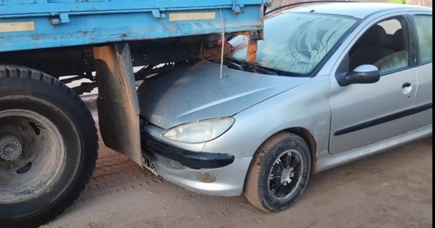 Chocoacute un camioacuten estacionado y dejoacute el auto abandonado