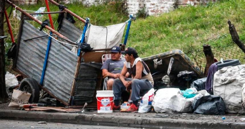 Un estudio de la UCA estimoacute que la pobreza en Argentina ascendioacute al 555-en-porciento- y la indigencia al 175-en-porciento-