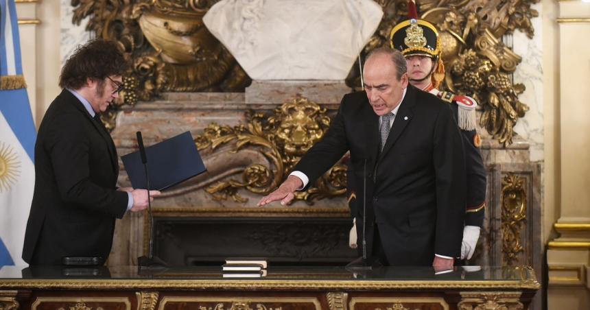 En una ceremonia breve y sin discursos Milei le tomoacute juramento a Francos