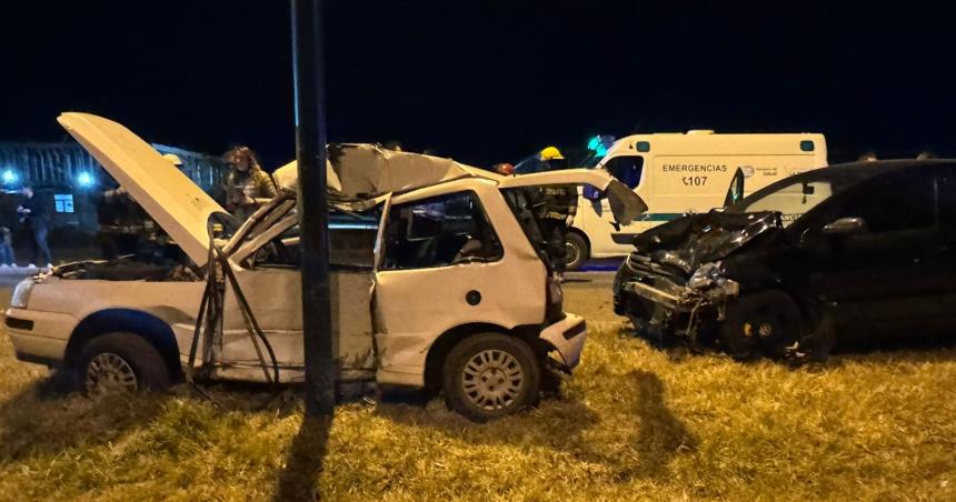Choque muacuteltiple en Pico- iquestdos de los autos involucrados corriacutean una picada