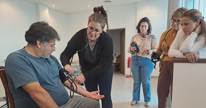 Una cooperativa capacitoacute a cuidadores de personas mayores en el sur