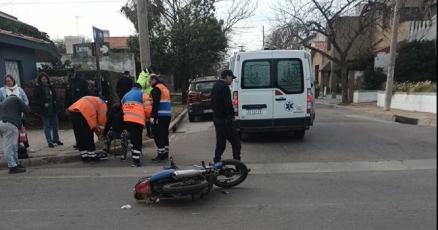 Motociclista con traumatismos tras ser embestida por una camioneta