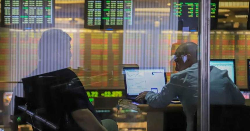 Caen fuerte las acciones y bonos y el riesgo paiacutes se acerca a los 1500 puntos