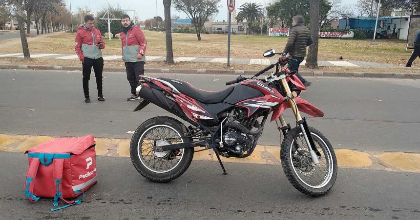 Un automovilista se fugoacute despueacutes de provocarle lesiones a un motociclista 