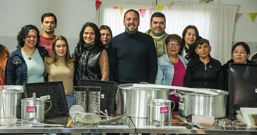 Di Naacutepoli entregoacute indumentaria y equipamiento para el aacuterea de Desarrollo Social
