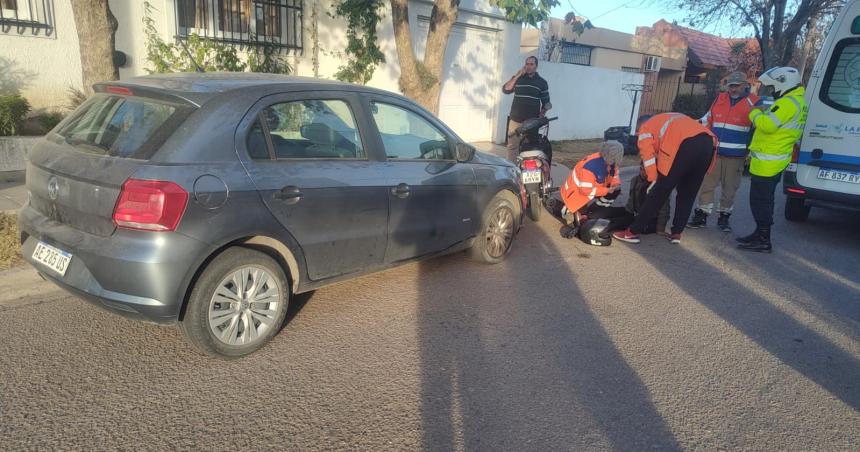 Una motociclista se chocoacute un auto estacionado