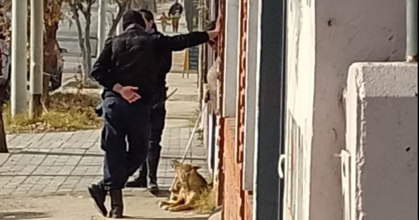 Intentan desalojar a una pareja de adultos mayores 