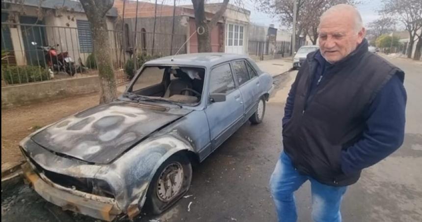 Incendio intencional de un auto en el barrio Rucci