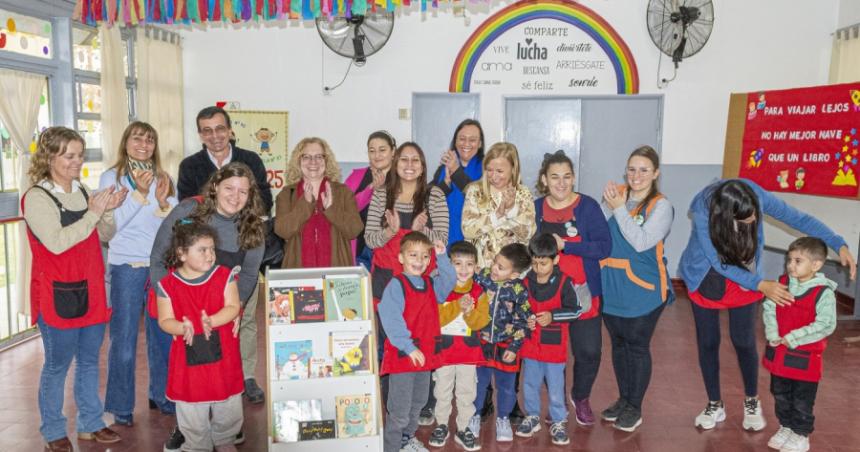 Entregan bibliotecas y cambiadores en los jardines