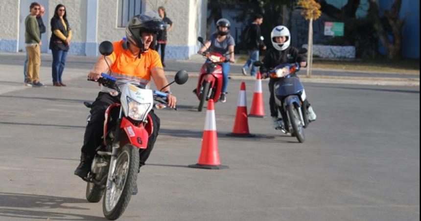 Capacitaron y entregaron cascos a 28 motociclistas piquenses