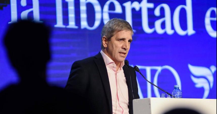 Caputo anuncioacute que negociaraacute un nuevo programa con el Fondo Monetario