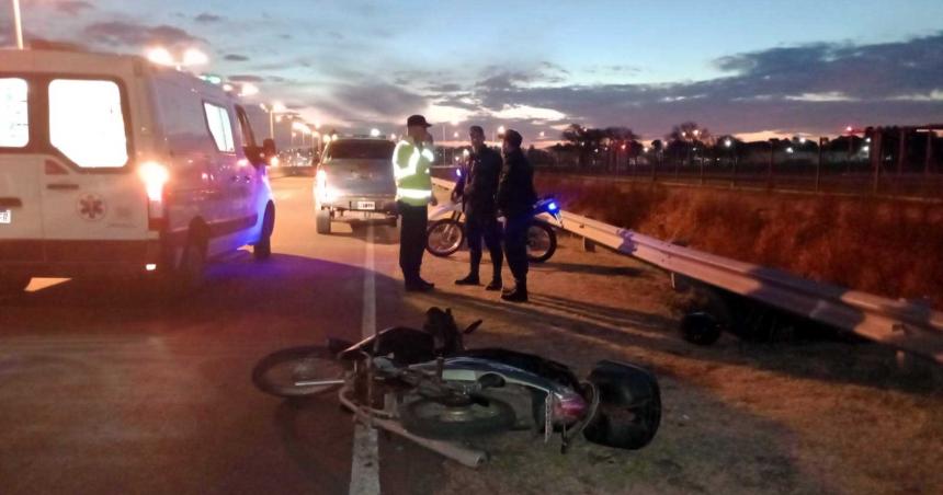 Un motociclista herido tras chocar con el cordoacuten cuneta en Avenida Circunvalacioacuten