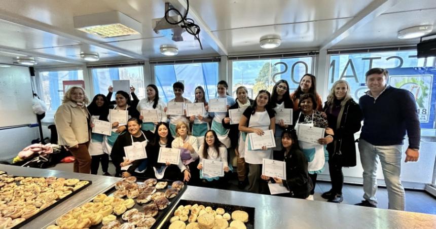 Certifican a cursantes de Gastronomiacutea