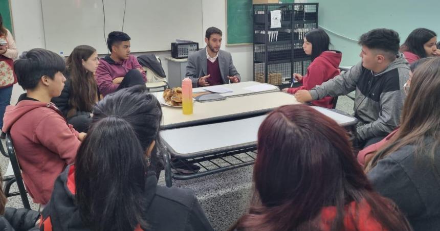 Brindaron taller sobre fuero penal en colegio secundario de Trenel