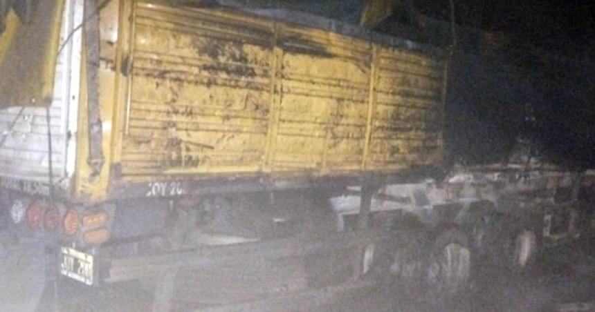 Explotoacute una cubierta y se incendioacute parte de un acoplado